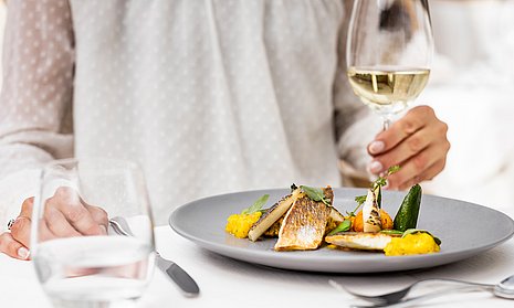 Teller mit Fisch und Gemüse