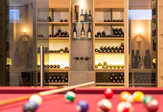 Weinkeller mit Flaschenschränken