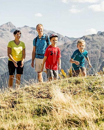 Familie beim Wandern