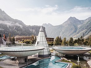 Außenfoto von Therme im Winter