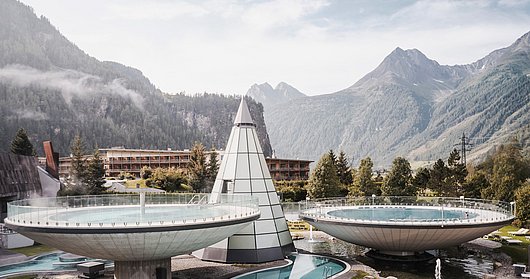 Außenfoto von Therme im Winter