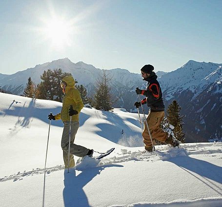 Paar beim Schneeschuhwandern