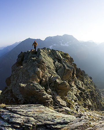 Wanderer auf dem Berggipfel Gamskogel Längenfeld