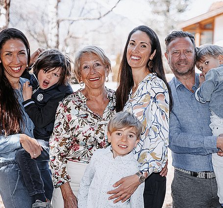 Familienfoto im Hotelgarten