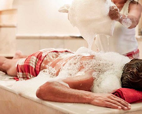 Wellnessanwendung im Spa