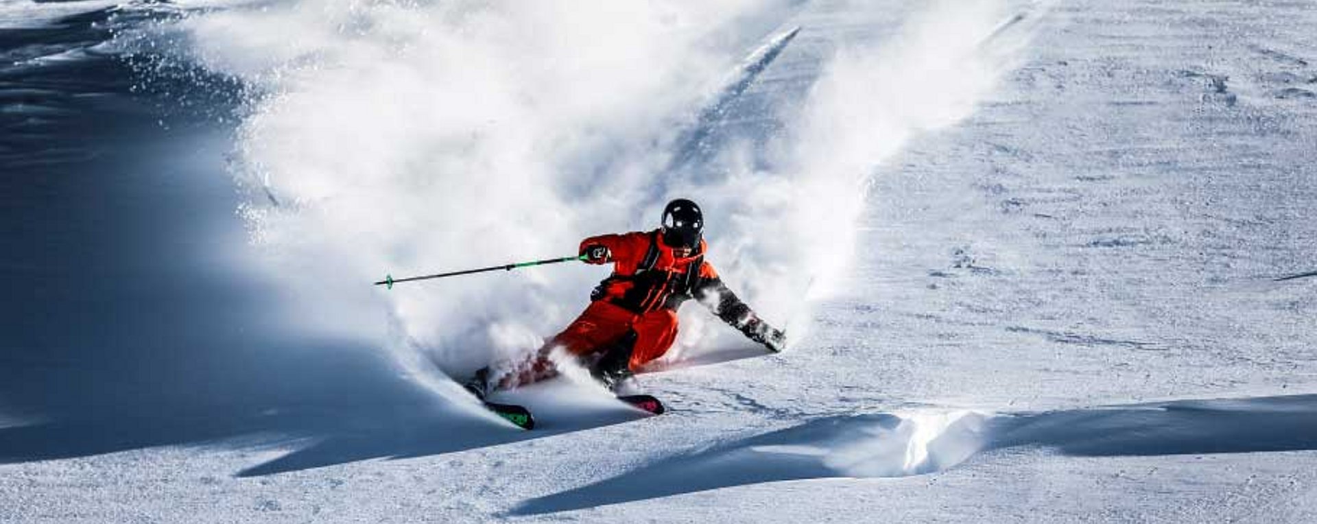 Skifahrer im Tiefschnee