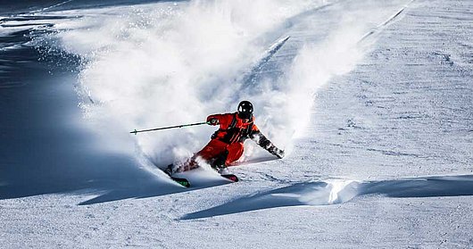 Skifahrer im Tiefschnee