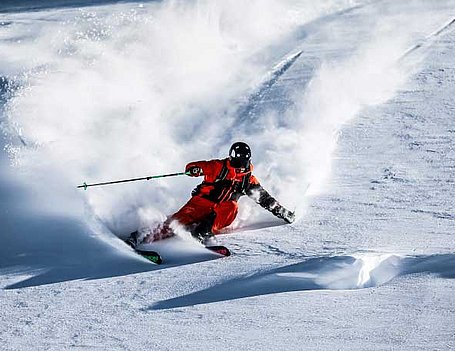 Skifahrer im Tiefschnee