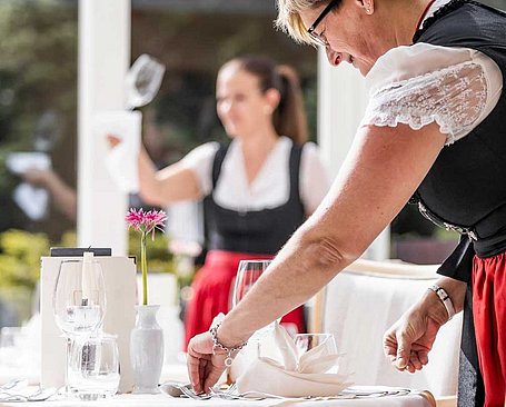 Team beim Tischdecken