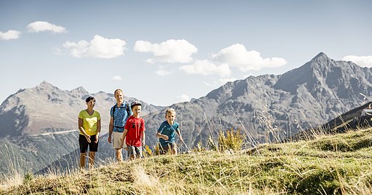 Familie beim Wandern