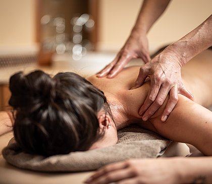 Frau auf Massageliege
