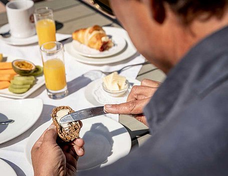 Gast beim Frühstück in der Sonne