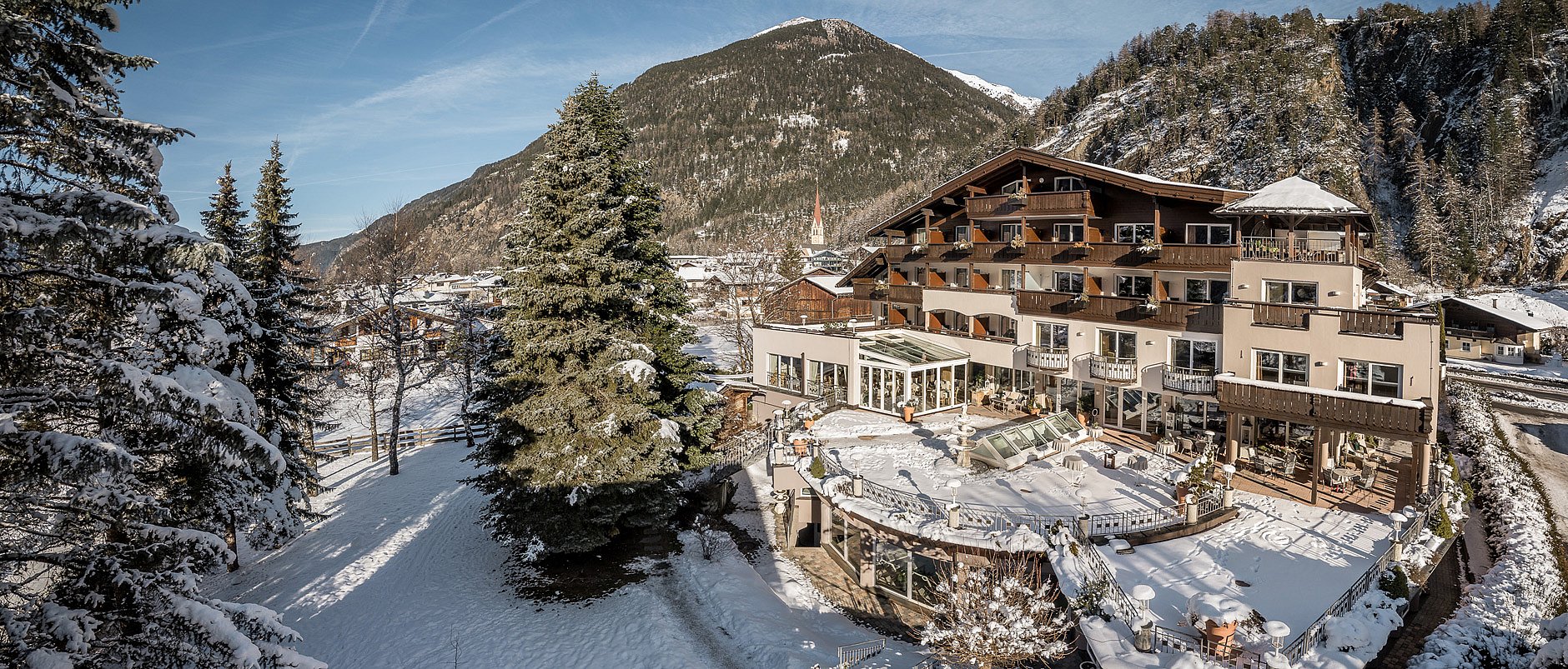 Hotelansicht mit Garten im Winter