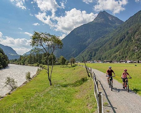 Radfahrer am Radweg im Ötztal