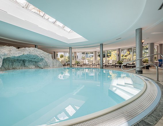 Hotelpool mit Blick Richtung Garten
