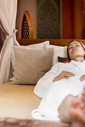 Frau entspannt im Wellnessbereich