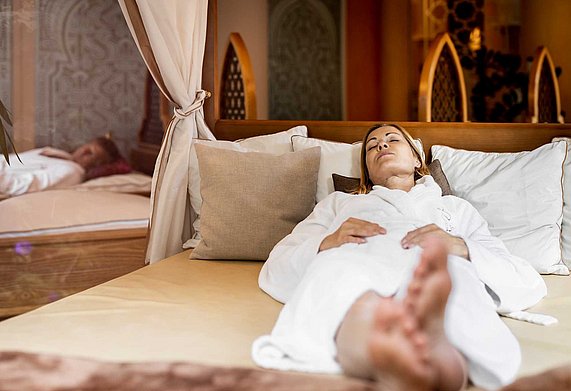 Frau entspannt im Wellnessbereich
