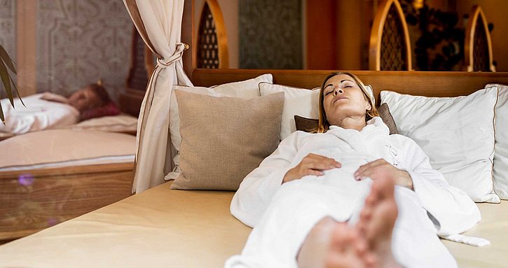 Frau entspannt im Wellnessbereich