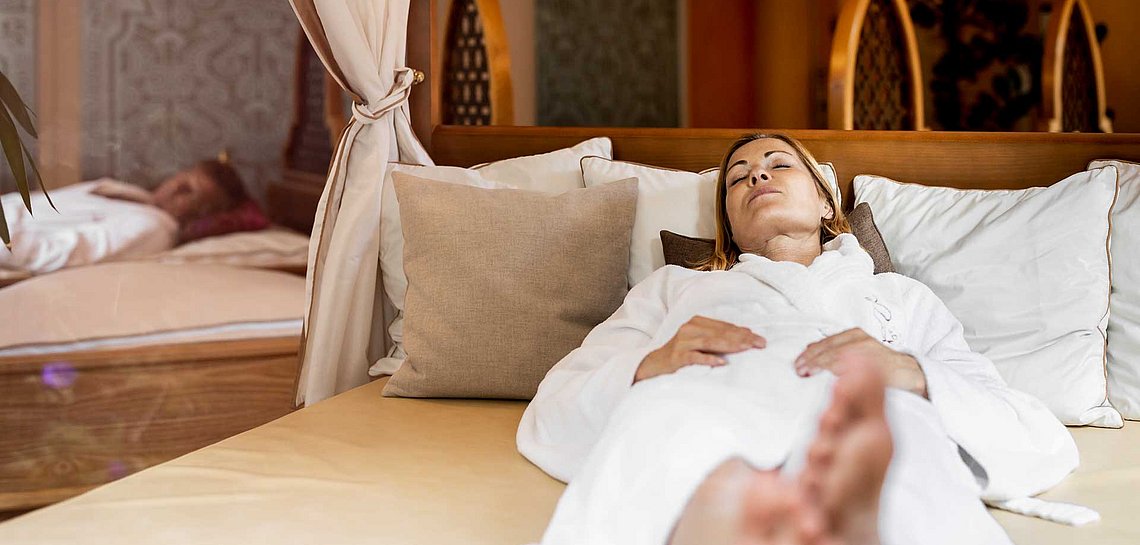 Frau entspannt im Wellnessbereich