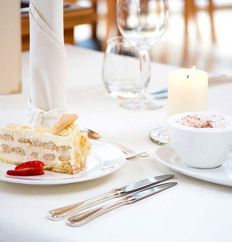 Gedeckter Tisch mit Kuchen